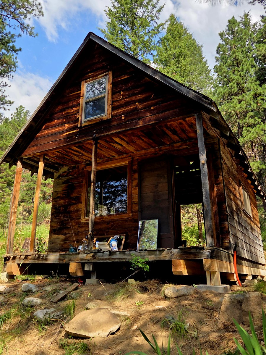 greatidahoshow's tweet image. Old Idaho cabins don’t straighten themselves.
You go under there with jacks, stringers, and stubbornness, raising the past an inch at a time.
Idaho doesn’t always need new. Sometimes it just needs leveled.
#IdahoLife #CabinWork #IdahoStrong
