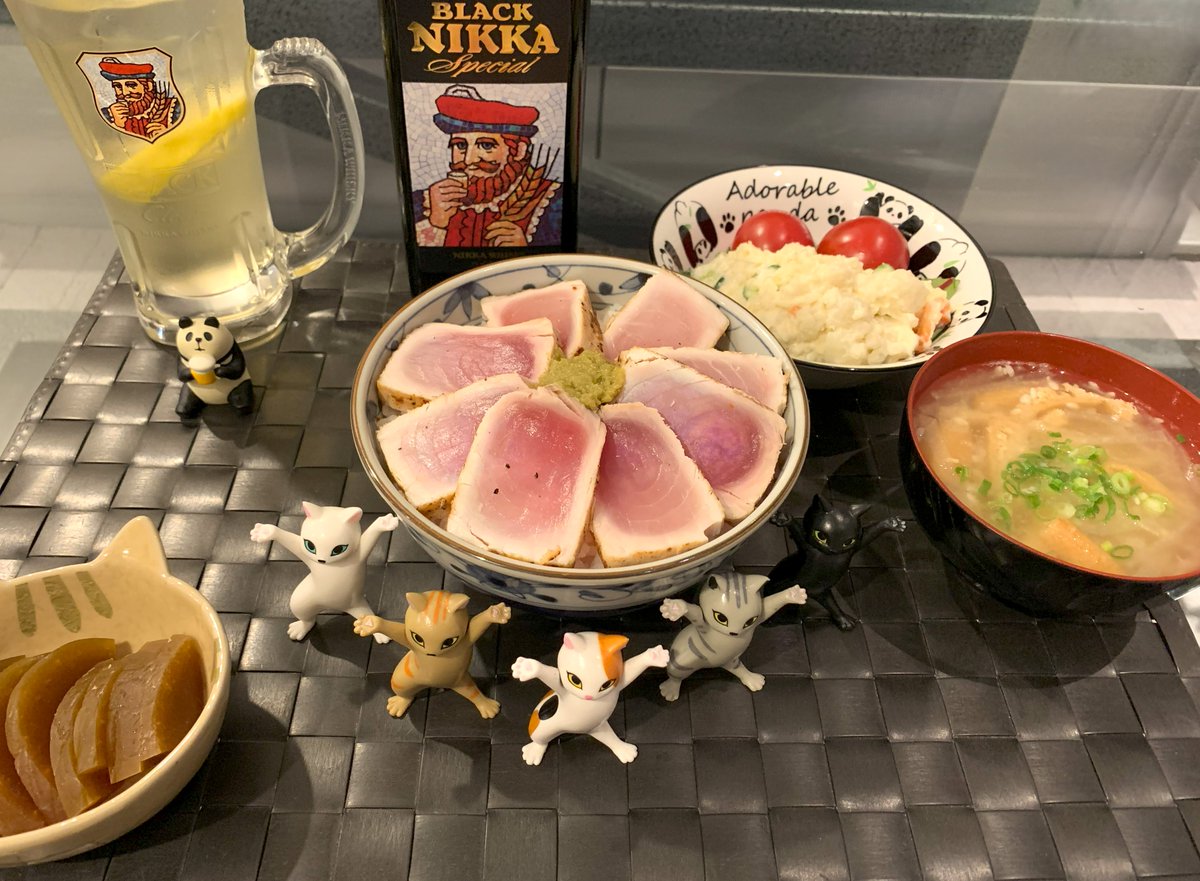 geo_perfectsky's tweet image. #晩ご飯
#おうちごはん
・奈良漬け
・マグロのたたき丼
・大根、油揚げの味噌汁
・ポテサラ、トマト
きのうのマグロのたたきを丼に、醤油でなく、柚子胡椒をつけていただくことに