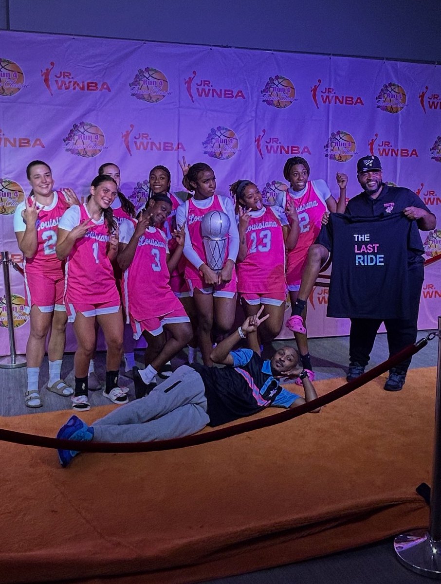 CarlyMeyna4567's tweet image. Run 4 Roses National Platinum Champs 🥀🥀