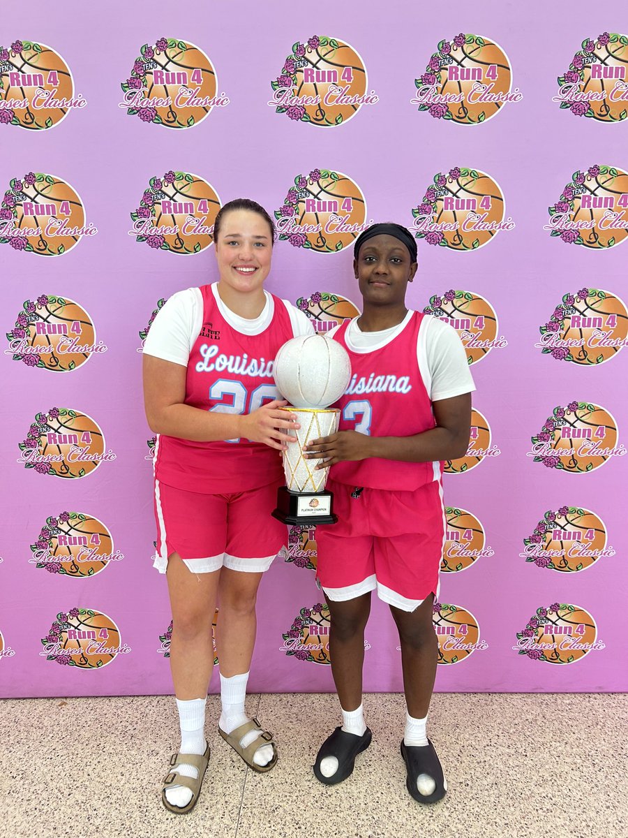 CarlyMeyna4567's tweet image. Run 4 Roses National Platinum Champs 🥀🥀