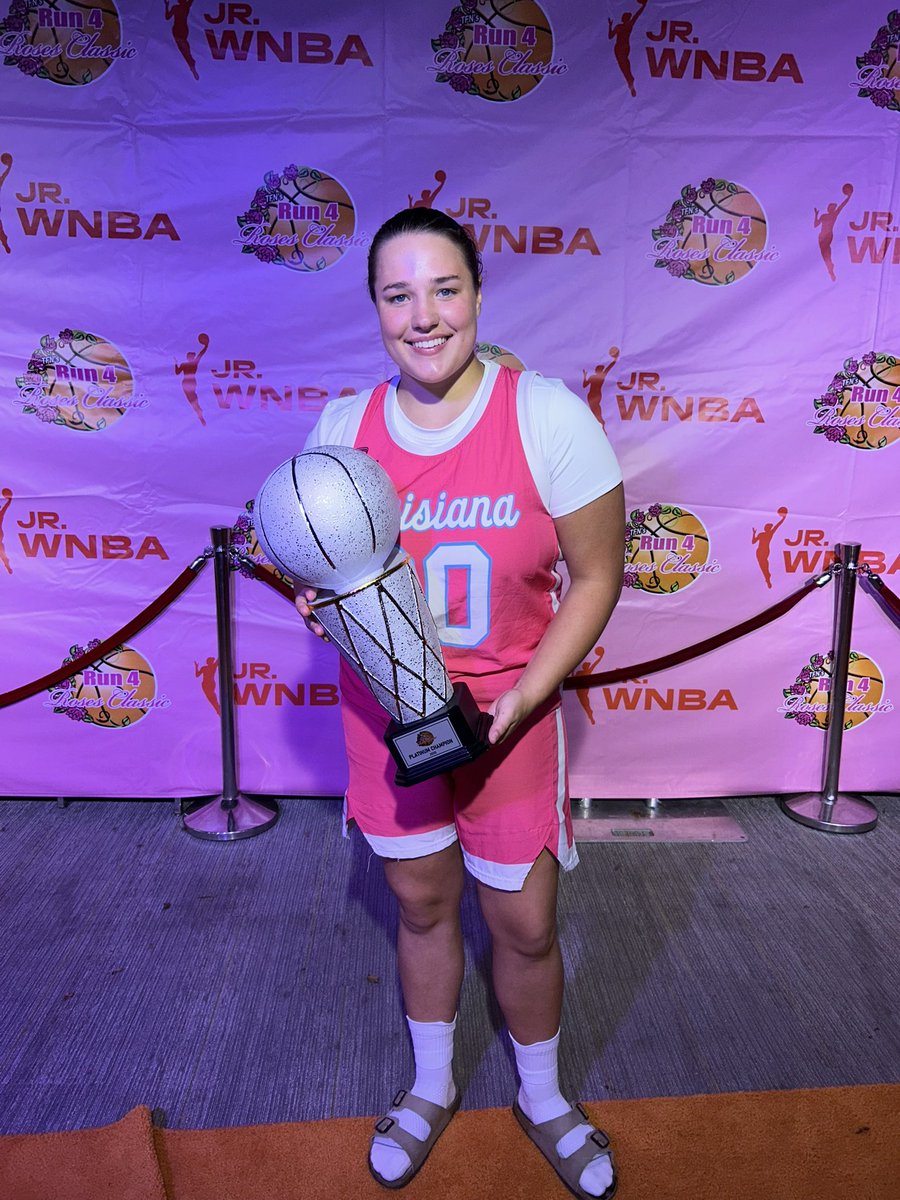 CarlyMeyna4567's tweet image. Run 4 Roses National Platinum Champs 🥀🥀