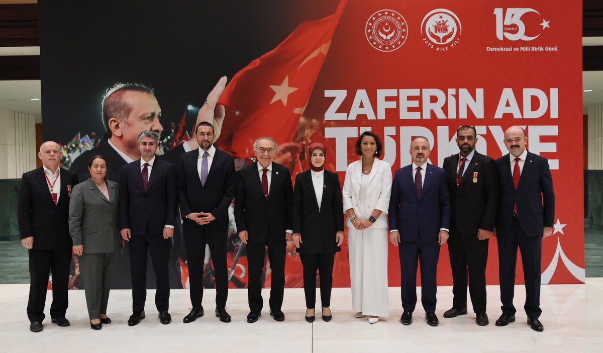 Bakanımız Sayın Mahinur Özdemir Göktaş Hanımefendinin teşrifleriyle, “Büyük Ailem Türkiyem: 15 Temmuz Paneli” ve sergi programımızı başarıyla gerçekleştirdik.
Moderatörlüğünü üstlendiğim panelde;
    • İçişleri Bakan Yardımcımız Sayın Bülent Turan,
    • Cumhurbaşkanlığı