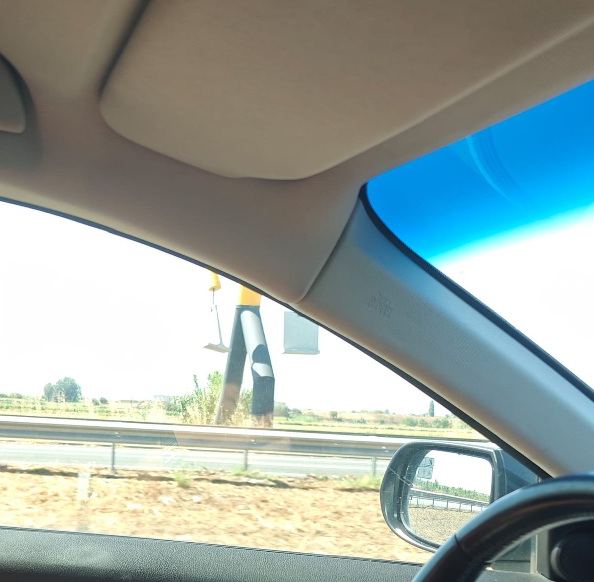 ArmandoCastaon5's tweet photo. @rodellaroficial volviendo de vacas el otro día, es la mejor foto que pudimos tomar desde la autopista!! Puede ser ESA figura??? https://t.co/SFGGqUSgPL