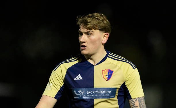 The_Thirty_'s tweet photo. Despite going a goal up at Raith, East Kilbride found themselves 2-1 behind after conceding in the 87th minute…

88’ 2-2
90’ 2-3
92’ 2-4 

John Robertson’s 𝗵𝗮𝘁-𝘁𝗿𝗶𝗰𝗸 in the last 4 minutes completed a sensational turnaround 😳

Some result for the Kilby! https://t.co/NGmgV69j5o