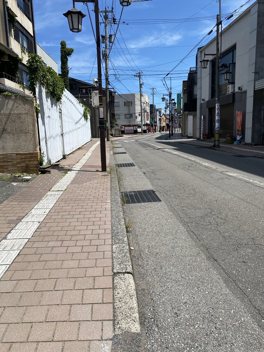 Hadutiwo's tweet image. 7月16日休業日
熱中症警戒アラートが出ていた日の温泉通り♨️
36度((((;゚Д゚)))))))
うん、暑いもんね🫠
夏の空になってきた
#山代温泉 #温泉むすめ #山代八咫 #はづちを #加賀温泉郷 #加賀は引力 #夏月姫の地元は加賀市じゃん