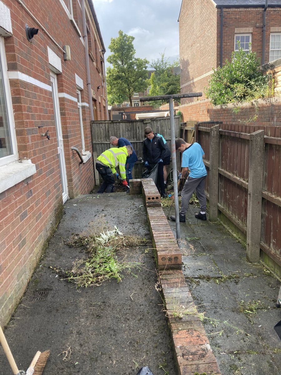artilleryyc's tweet image. The lads completed 2 pensioners gardens make-overs tonight..cutting grass, scraping moss and weeds and fitting safety lights. Started a third garden that was wildly overgrown and plan to go back tomorrow to complete it. They’re great wee grafters…