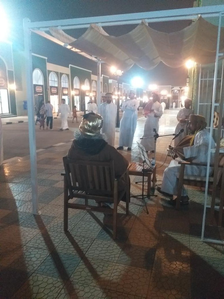 شكر وتقدير لسعادة أحمد محسن الغساني رئيس بلدية ظفار على المبادرة والفكرة الرائدة بإقامة شارع الثقافة ضمن فعاليات خريف ظفار ٢٠٢٥م في موقع ساحة اتين سكوير سابقا بمشاركة ٣٤مكتبة ودار نشر من مختلف الدول العربية والاسلامية والأجنبية ومحطات فنية وثقافية في الشارع الثقافي