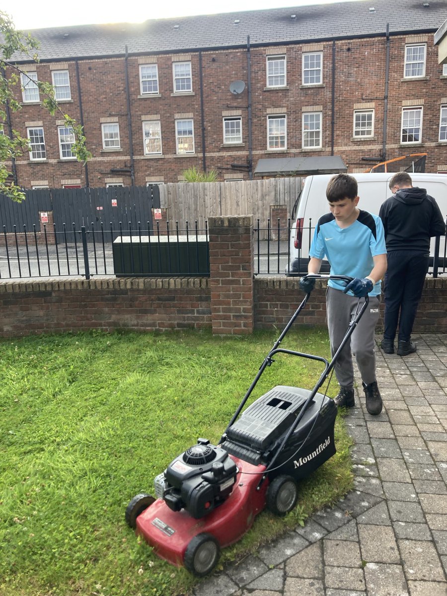 artilleryyc's tweet image. The lads completed 2 pensioners gardens make-overs tonight..cutting grass, scraping moss and weeds and fitting safety lights. Started a third garden that was wildly overgrown and plan to go back tomorrow to complete it. They’re great wee grafters…