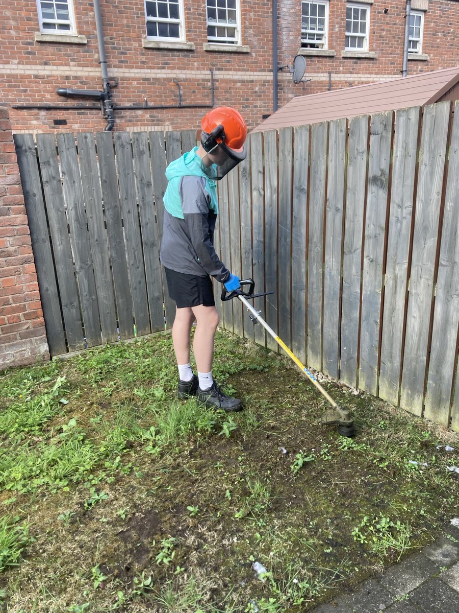 artilleryyc's tweet image. The lads completed 2 pensioners gardens make-overs tonight..cutting grass, scraping moss and weeds and fitting safety lights. Started a third garden that was wildly overgrown and plan to go back tomorrow to complete it. They’re great wee grafters…