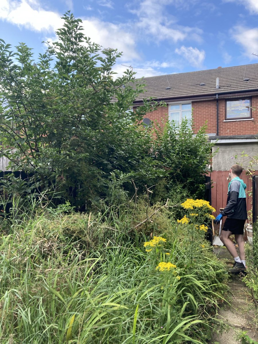 artilleryyc's tweet image. The lads completed 2 pensioners gardens make-overs tonight..cutting grass, scraping moss and weeds and fitting safety lights. Started a third garden that was wildly overgrown and plan to go back tomorrow to complete it. They’re great wee grafters…