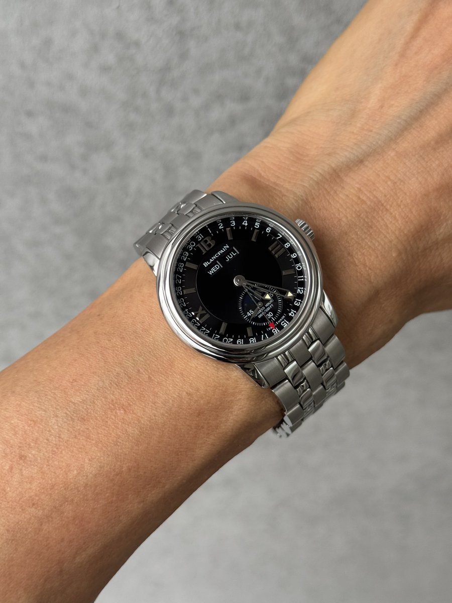 xsO3OrwmhjDFlXJ's tweet image. おはようございます☁️

梅雨は明けてなかったのですね？

防水ケース仕様のムーンフェイズ付きトリプルカレンダーを着けて仕事に向かいたいと思います🌝
#blancpain #leman #moonphase #triplecalender