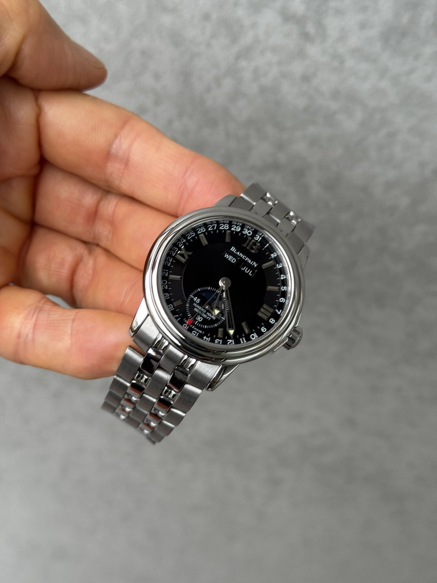 xsO3OrwmhjDFlXJ's tweet image. おはようございます☁️

梅雨は明けてなかったのですね？

防水ケース仕様のムーンフェイズ付きトリプルカレンダーを着けて仕事に向かいたいと思います🌝
#blancpain #leman #moonphase #triplecalender