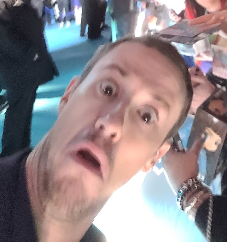 buffypascal's tweet photo. oomfs selfies with joe 😭😭 joe be normal for one moment challenge immediately failed 

📸: @marnmarnmarnie (who’s out here living my dream, meeting the entire f4 cast 😩💫) https://t.co/cCcOx8dgHJ