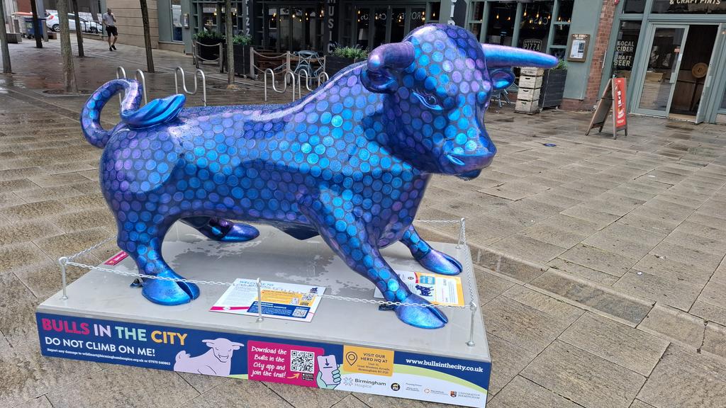 Erika Rivero (@erikariveroa) on Twitter photo El toro es el ícono de #Birmingham, la 2da ciudad más importante de #Inglaterra y en la zona de #bullring hay muchísimos #Bulls coloridos, derivados de las ferias y mercados de ganado que se celebraban allí desde la Edad Media. <a href="/revistamassana/">Revista Más Sana</a> El toro es el ícono de #Birmingham, la 2da ciudad más importante de #Inglaterra y en la zona de #bullring hay muchísimos #Bulls coloridos, derivados de las ferias y mercados de ganado que se celebraban allí desde la Edad Media. <a href="/revistamassana/">Revista Más Sana</a>