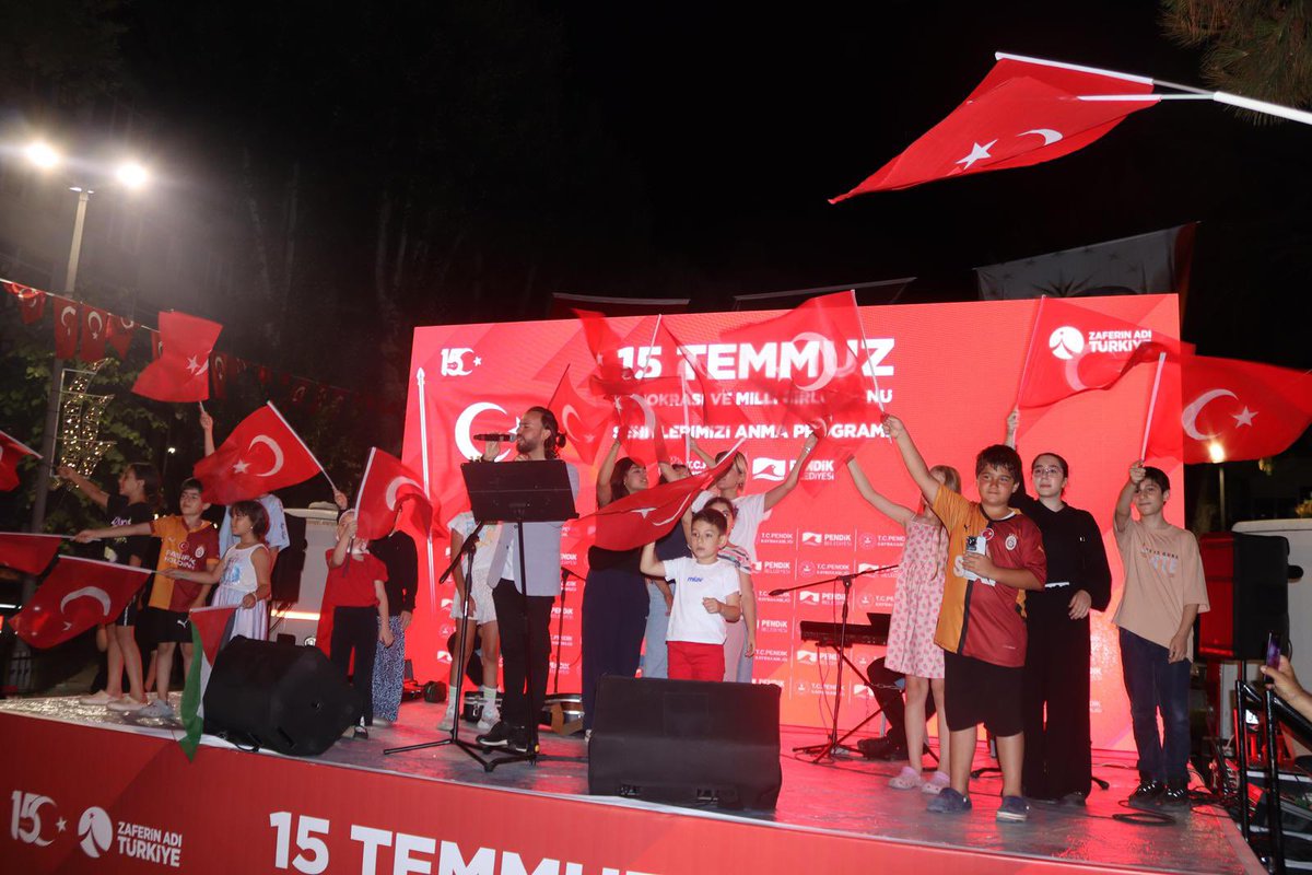 Sabiha Gökçen Havalimanı Mülki İdare Amiri Vali Yardımcımız Halil Avşar, protokol mensupları, aziz şehitlerimizin kıymetli aileleri, kahraman gazilerimiz ve Pendikli hemşehrilerimiz ile birlikte 15 Temmuz Demokrasi ve Milli Birlik Günü’nü Gazipaşa Caddesi Meydanı’nda coşkuyla