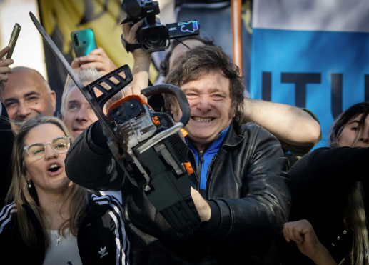 LaPiluleBleueQC's tweet image. La Santé publique exhorte Québec à interdire la diffusion des vidéos de Javier Milei, citant une étude démontrant un lien entre le bruit d’une scie mécanique et la santé mentale des bénéficiaires de l'État.