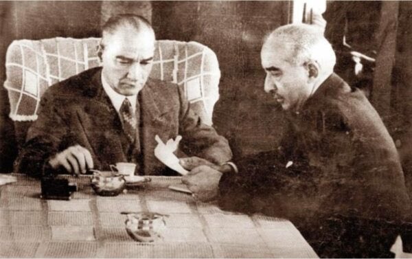 “Kahveden sonra Atatürk soruyor:
— Hayrola İsmet?.. Sende bir fevkaladelik var bugün… Ne oldu?.. Neye sinirlendin?
— Türk Hava Kurumu’nun toplantısı vardı da…
— Eee, ne olmuş varsa?
+
