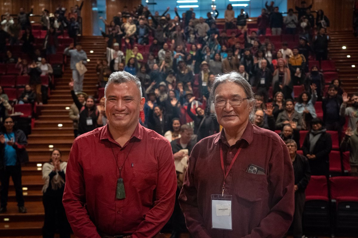 🎬 #ZachariasKunuk, cineasta del pueblo #Inuit del Ártico canadiense, filma en su territorio, con su gente y en su idioma.

✨ Quiere que el mundo vea y escuche cómo su comunidad habla, sueña y existe. Cada película es una creación colectiva, tejida con memoria y vida compartida.