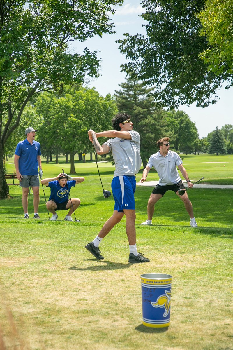 GoJacksMBB's tweet image. Fun afternoon at the course with the guys ⛳️

Team Smith closed the round out as Bucket Cup Champions 🗑️

#GoJacks 🐰
