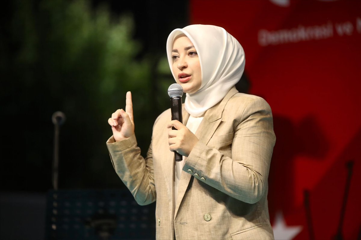 15 Temmuz hain darbe girişiminin 9. yıl dönümünde hemşehrilerimiz ile birlikte Demokrasi Meydanı’ndaydık.

Terör örgütünün devletimizi hedef aldığı gece Sakarya’mızın direnişi bu meydanda başladı, Valilik binasındaki destanla sonuçlandı.

Kahraman milletimizin şanlı direnişi ile