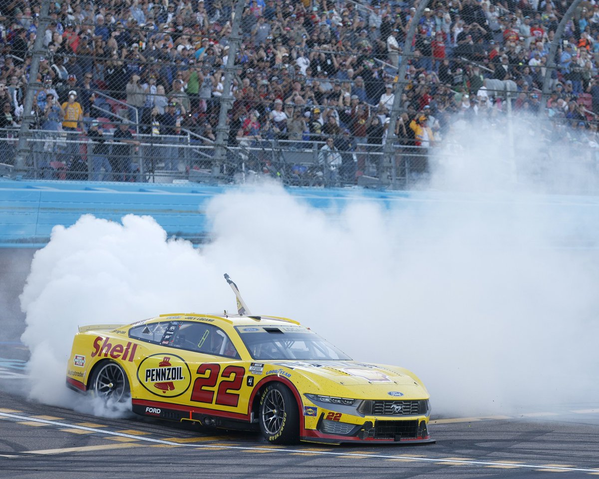 FordPerformance's tweet image. It's coming down to the final days to vote for Joey Logano in the ESPYs "Best Driver" category, where he looks to become the 20th NASCAR driver to take home the honors.
Cast your vote by tomorrow at 5pm ET to help Joey with this huge off-track win🔗 espn.com/espys/story/_/…