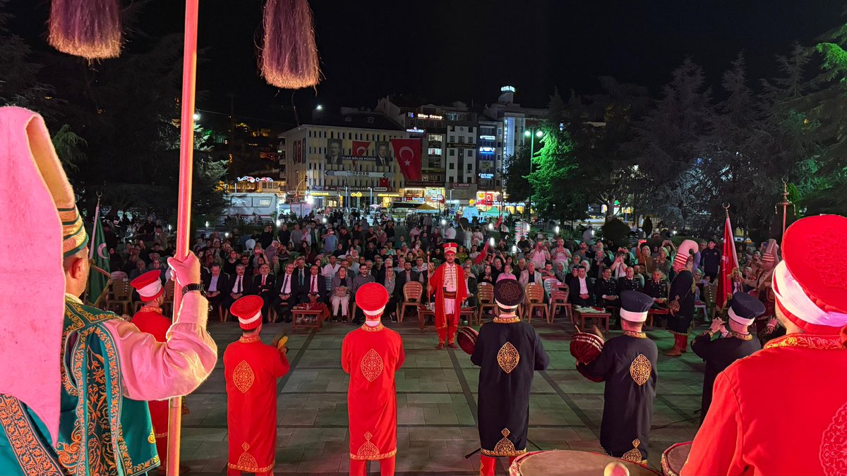 📍Kastamonu 

Cumhuriyet Meydanı’nı yeniden milletimizin iradesiyle doldurduk.🇹🇷

15 Temmuz’da milletçe yazdığımız destanı bir kez daha yad ettik. Şehitlerimizi dualarla andık, gazilerimize minnetimizi sunduk.

Kadim medeniyetimizi günümüze getirenlere, bu uğurda emek verenlere,