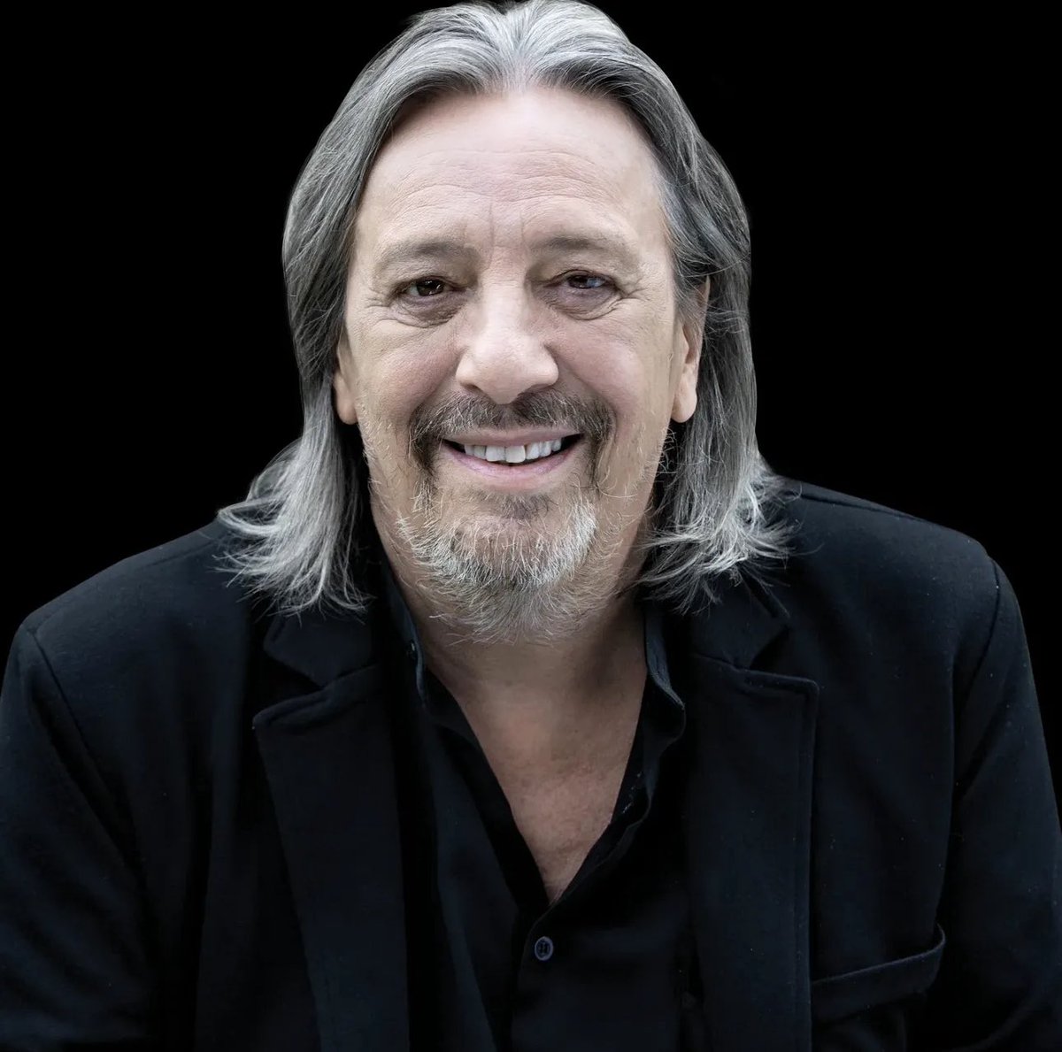 jfrobergeQc's tweet image. Le cœur rempli d’émotions, je suis allé à la cérémonie d’hommage à Serge Fiori.
Avec Harmonium, il nous a fait cadeau d’une cinquième saison.
Grâce à sa voix unique et à ses textes empreints d’humanité, Fiori restera une figure incontournable de notre patrimoine culturel.