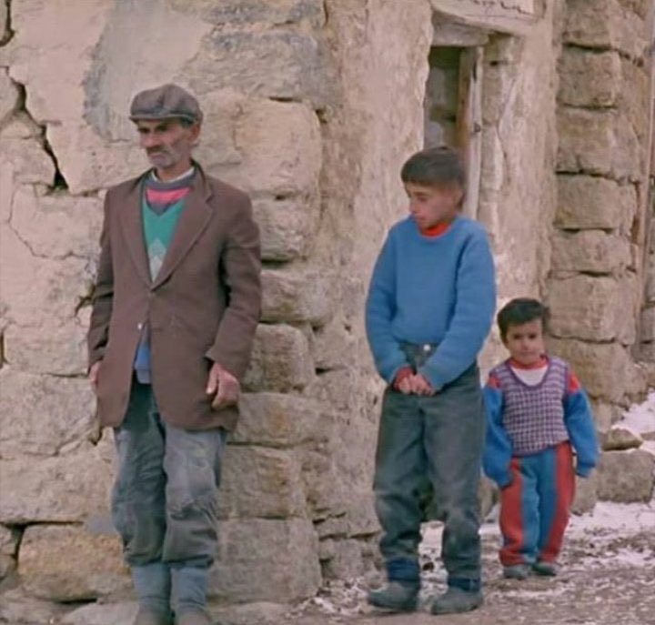 9. Dur diyecek tek güç: Aziz Türk milleti.
O da açlıkla boğuşuyor!
İşçisi, memuru aç, emeklisi aç!
Çocukları yatağa aç giriyor! Analar babalar çare aramaktan bitap düşmüş; nineler, dedeler üzgün; hastası ayrı, elden ayaktan düşeni ayrı.