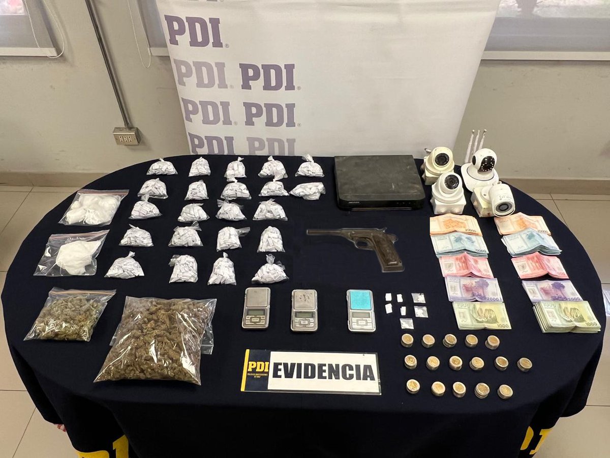 👮🏻👮🏼‍♂️Detectives del equipo #MT0 de la Bicrim Buin detuvieron a cuatro sujetos por infracción a la Ley de Control de Armas y tráfico de drogas. Durante el allanamiento, realizado en distintos domicilios, se incautaron:
-627 dosis de clorhidrato de cocaína 
-389 dosis de cannabis