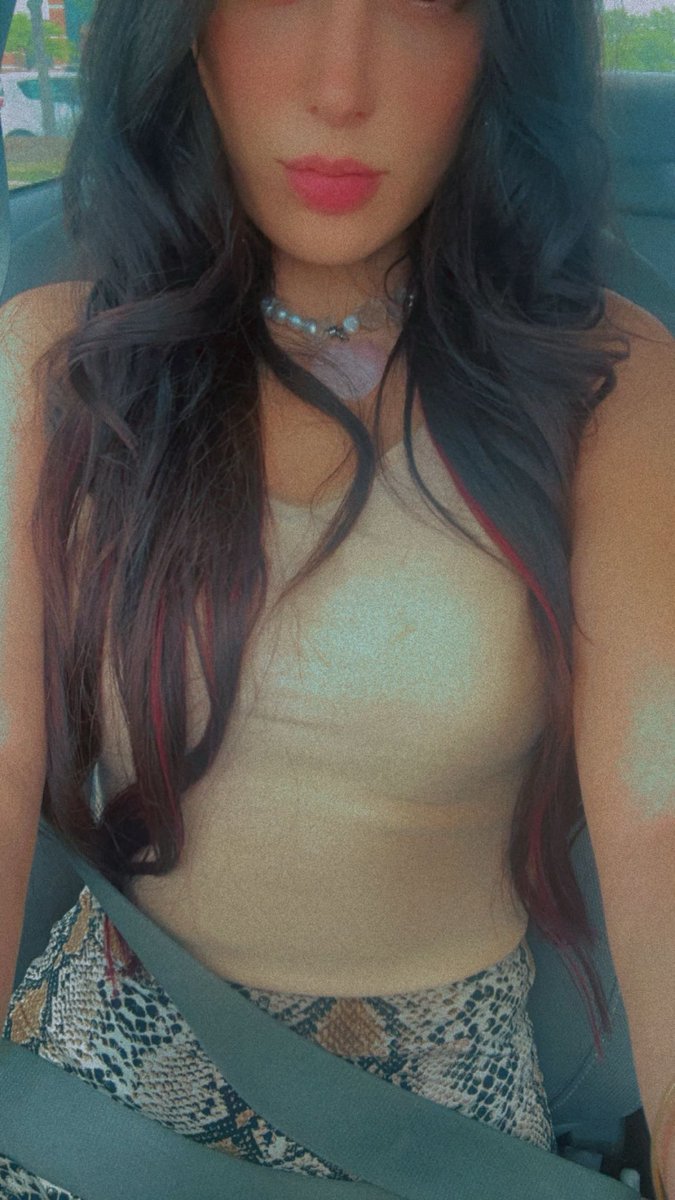 HeyNovaBella's tweet photo. Ugh I miss dark hair should I go back? https://t.co/cSzhnhwAs1