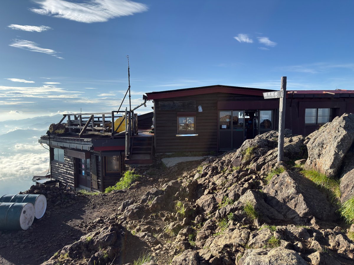 akadake2899m's tweet image. おはようございます。今朝の赤岳は晴れです。気温は8℃。穏やかな西風が吹いています。
#赤岳
#八ヶ岳