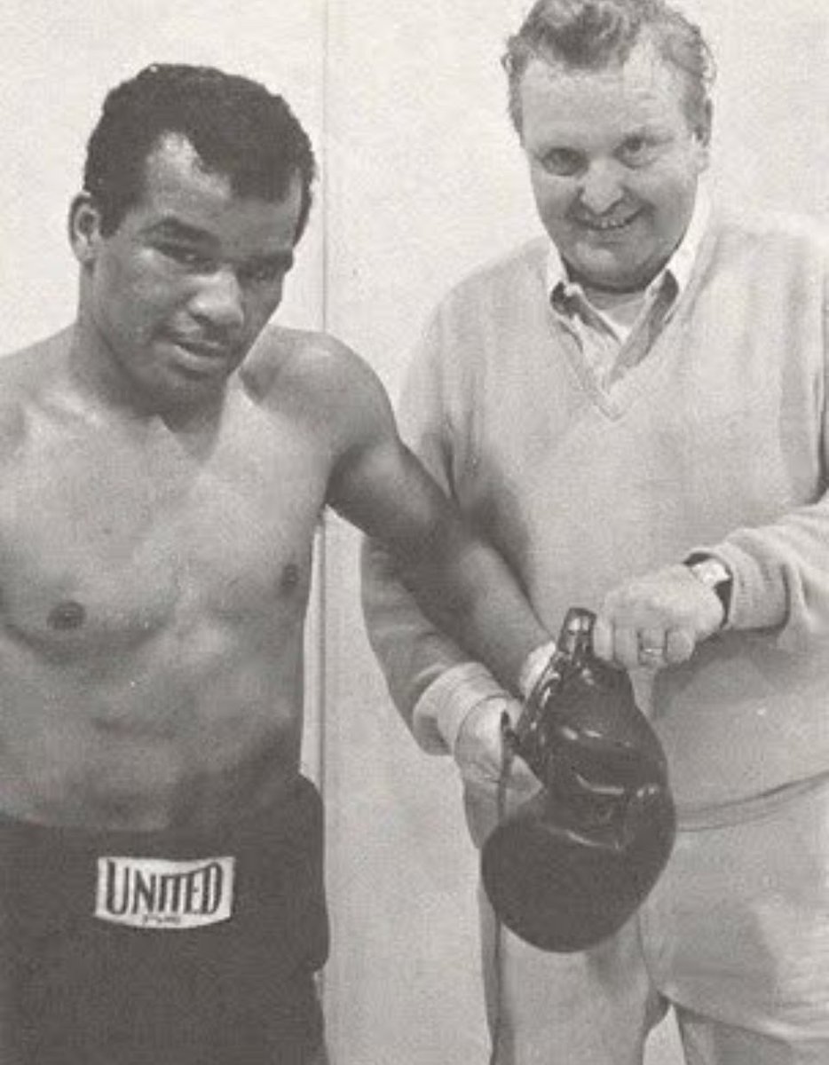 FightOdyssey1's tweet image. 68 years ago, a 17 year old Dwight Hawkins, holding a 9-4-1 record, pulled off one of the most shocking upsets in modern boxing history knocking out top contender and future lineal bantamweight champ José Becerra. #Boxing