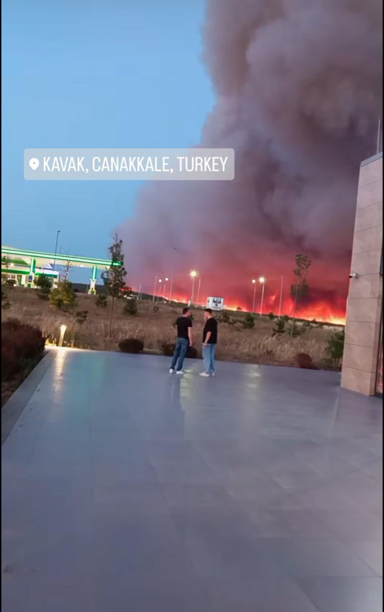 Tekirdağ #Şarköy 'de çıkan yangında Şenköy, Kocaali, Kızılcaterzi köyleri boşaltıldı. Yangın #Gelibolu #Kavakköy’e de sıçradı.

👉Anayasa ile uğraşmayı bırakın da yangınları durdurun 

👉Orman kalmadı ulan orman! Kahırdan öleceğiz !

👉Lanet olsun

#TekirdağYanıyor #yangın