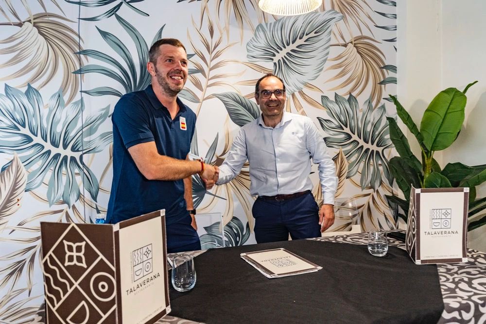 🔵| Renovación: Santi Urdiales seguirá al mando del banquillo hasta 2028. Ya lo sabéis: Santi es Caserío. 15 años juntos de compromiso, fidelidad y pasión por este escudo. Gracias, míster, por guiarnos desde 2015. ¡Y que sean muchos más! 💛💙 #Amarilloeselcolor #balonmanocaserio