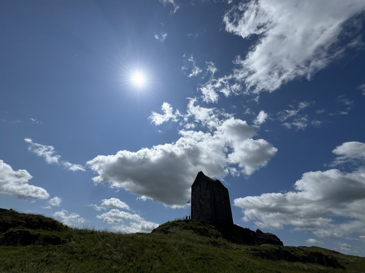 roxburghshire's tweet photo. #smailholm #smailholmtower #scottishborders https://t.co/9R3nTTbKHx
