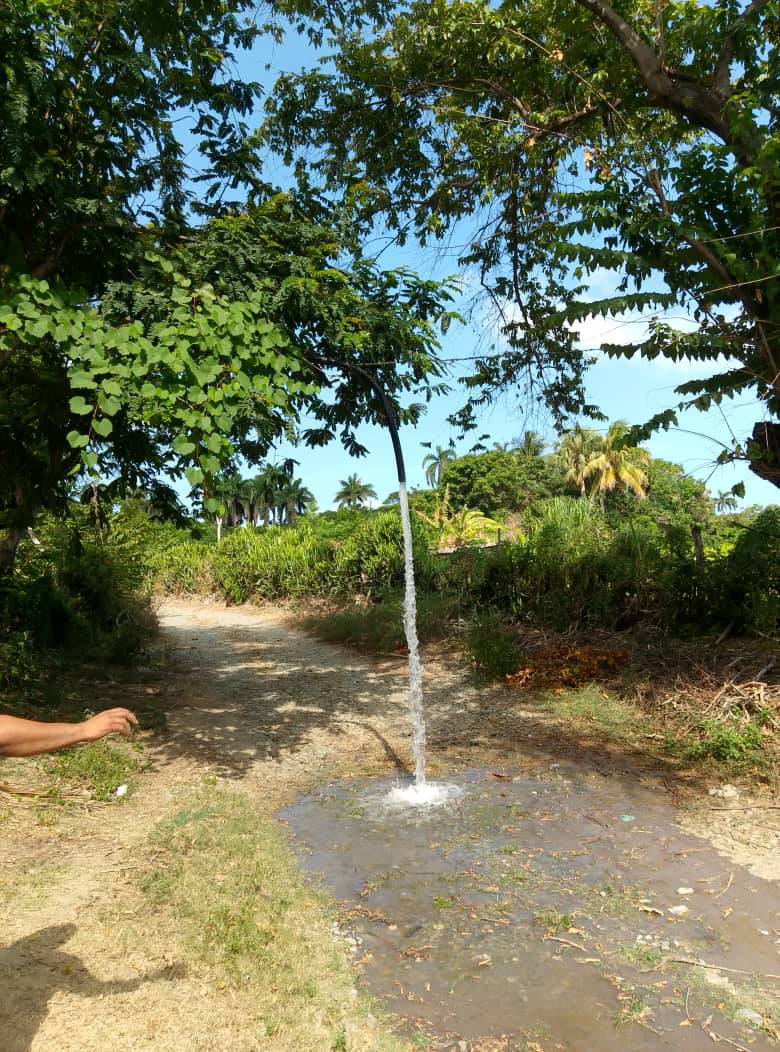 #CubaDirección de UEB acueductos brinda respuesta inmediata a una afectación al abasto de agua de la población de Cajobabo en nuestro #Imías. Se continúa trabajando incansablemente para restablecer el servicio en otros bombeos paralizados por roturas. #MiMoncadaGuantanamero