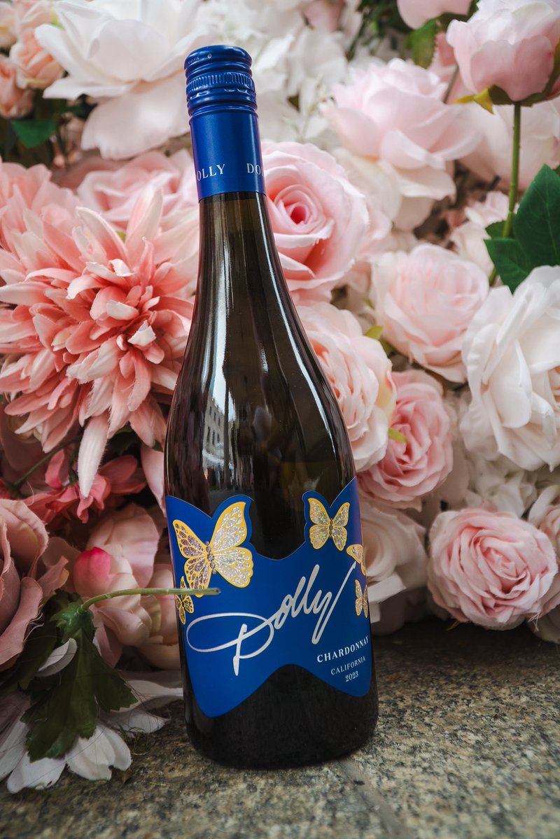 Dollywines's tweet image. Summer’s in full bloom! 🌸 What better time to pop open a chilled bottle of Dolly Wines Chardonnay (US Only)?