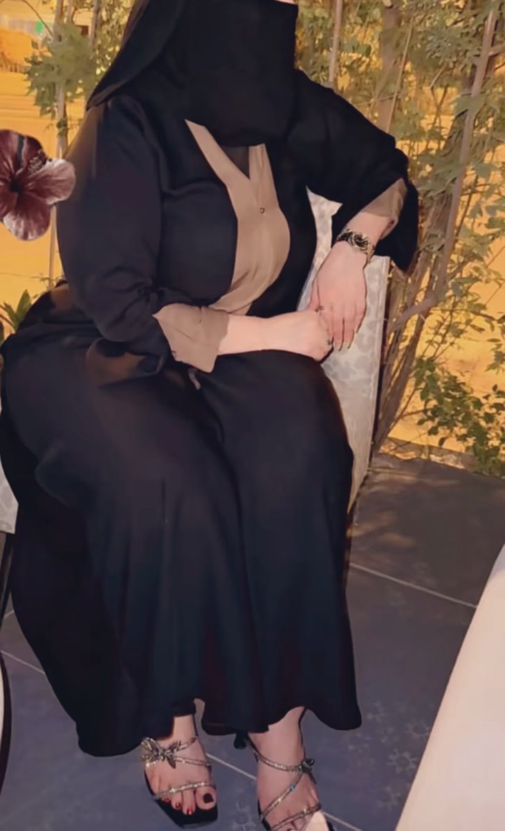 " أنا مع حَبيبي لي هوايات و أسلوب   
  دلّ و دلال .. و زود غنج و تغلي "😴🍒