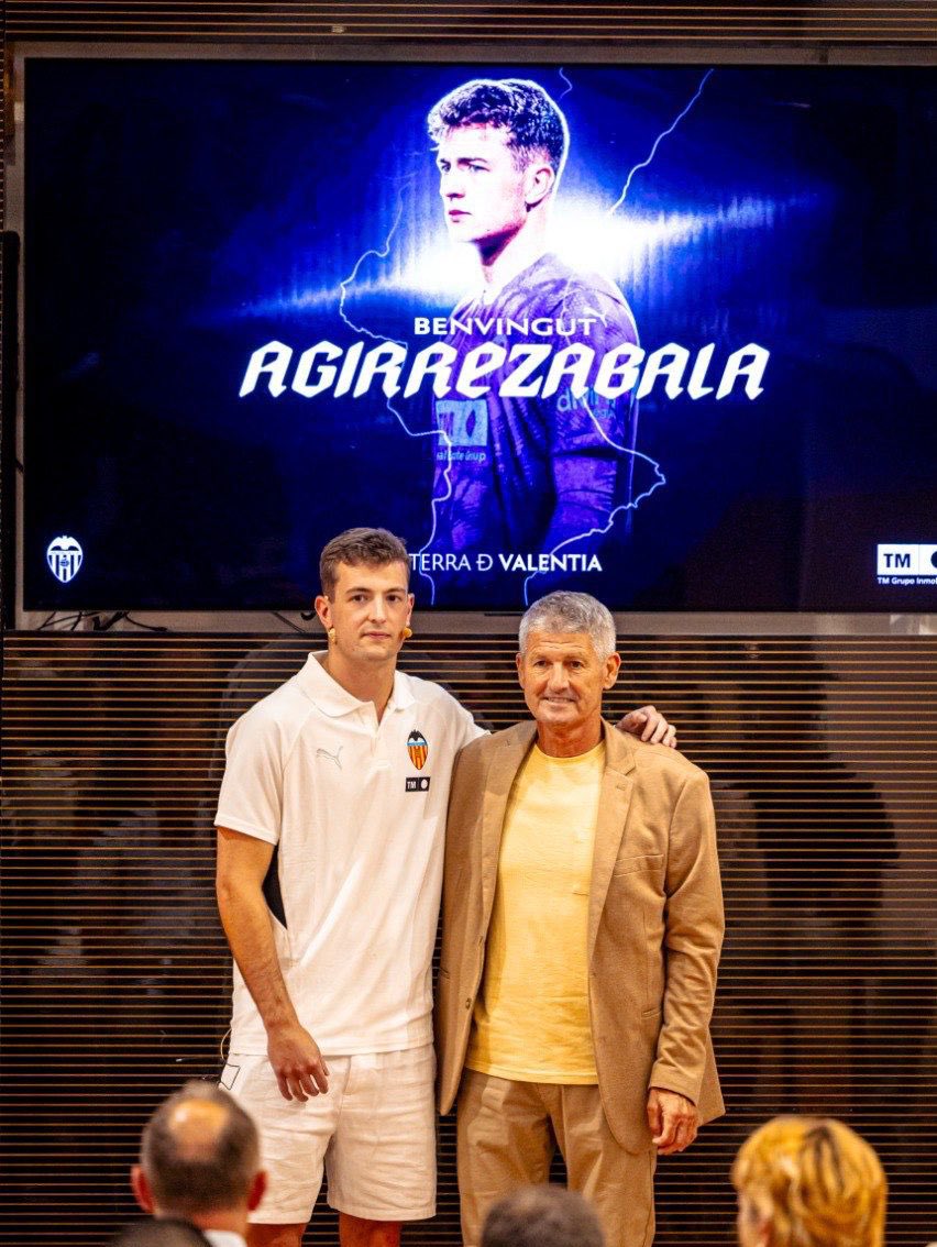 Bienvenido a tu nueva etapa Julen.
Vienes a un gran club y a una ciudad estupenda, cuya afición te va a acoger con los brazos abiertos, no lo dudes.
Agradezco la humildad que me has transmitido, y tus ganas de querer hacer las cosas bien. 
Mucha suerte y Amunt Valencia