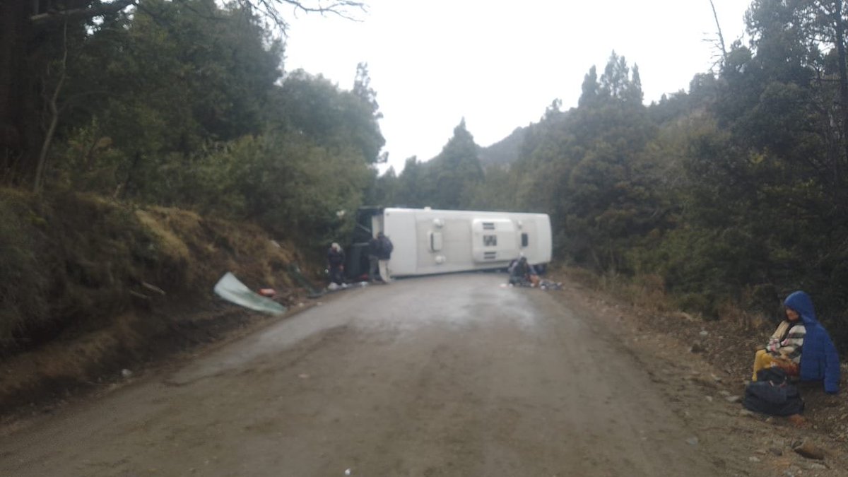 🔴 #UltimoMomento 

Volcó un micro con turistas en Villa Traful: hay más de 20 heridos y 5 están graves. Fue en la ruta provincial 65. El colectivo es de la empresa Meridam de Bariloche. Investigan si volcó por el barro y el hielo en el camino.