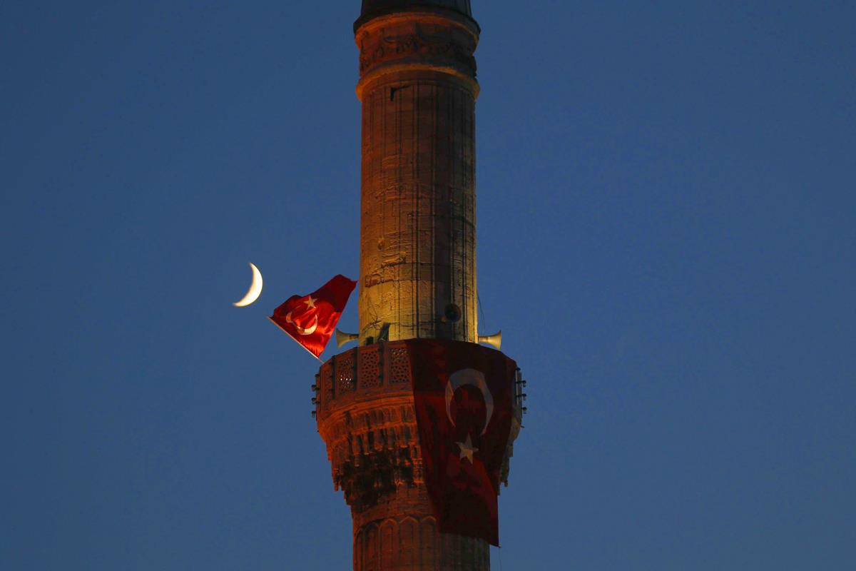 “00:13”

“Ezanları Susturan Darbelerden, 
Darbeleri Durduran Salâlara”