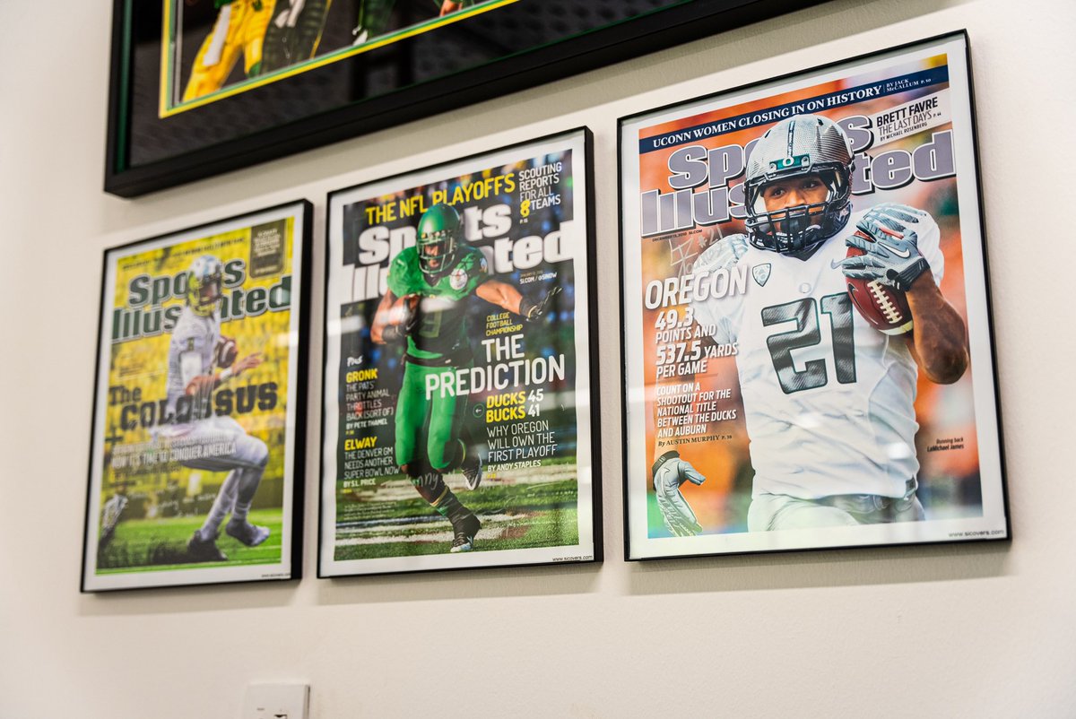 SportsDissected's tweet image. 🦆 @oregonfootball’s longtime EQ manager, Kenny Farr, might have one of the most legendary offices in college sports.
📸 Framed @GoDucks jerseys
👟 Iconic @Nike silhouettes
🔥 Wall-to-wall memorabilia
A true celebration of Ducks history + Swoosh culture.
Full VIDEO TOUR:…
