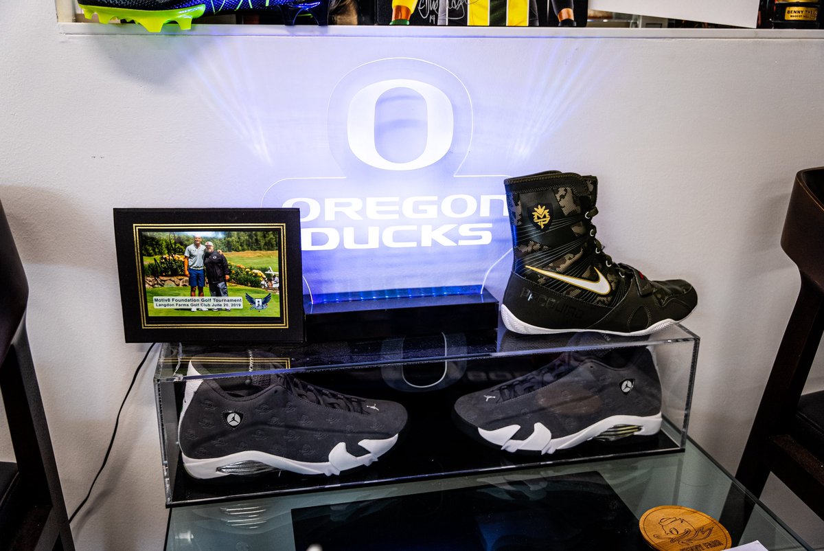 SportsDissected's tweet image. 🦆 @oregonfootball’s longtime EQ manager, Kenny Farr, might have one of the most legendary offices in college sports.
📸 Framed @GoDucks jerseys
👟 Iconic @Nike silhouettes
🔥 Wall-to-wall memorabilia
A true celebration of Ducks history + Swoosh culture.
Full VIDEO TOUR:…