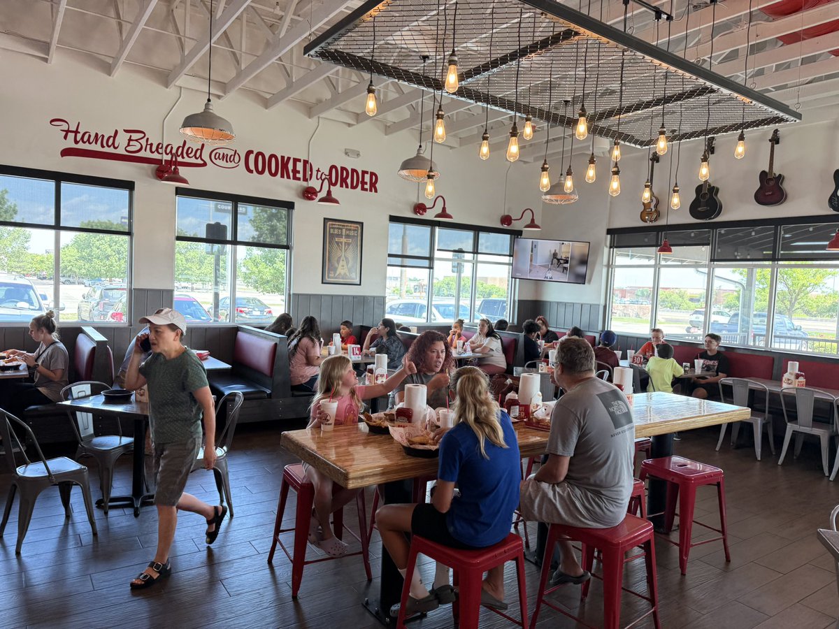 chavez9441's tweet image. Dining room filling up at the Amarillo @slimchickens for the @therejects meals
