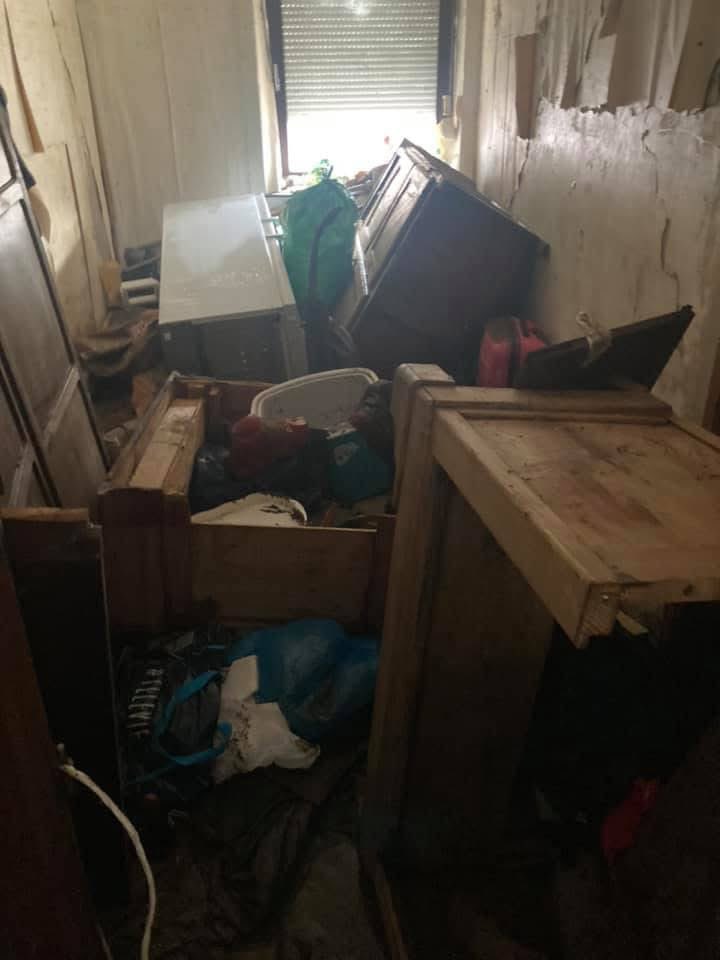 r_glimpses's tweet image. 4 lata temu przyszła powódź. Padało już od 10 tygodni. Za późno zaczęto spuszczać wodę ze zbiorników. Otworzono wszystkie w tym samym czasie.  Jeden próbowano zamknąć, ale ciśnienie było zbyt duże.  Tylko naszego miasta nie powiadomiono, że nadchodzi #powódź.