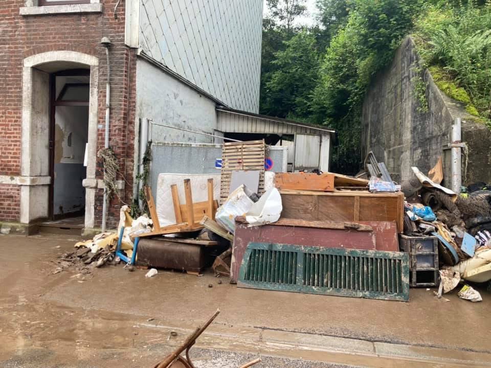 r_glimpses's tweet image. 4 lata temu przyszła powódź. Padało już od 10 tygodni. Za późno zaczęto spuszczać wodę ze zbiorników. Otworzono wszystkie w tym samym czasie.  Jeden próbowano zamknąć, ale ciśnienie było zbyt duże.  Tylko naszego miasta nie powiadomiono, że nadchodzi #powódź.