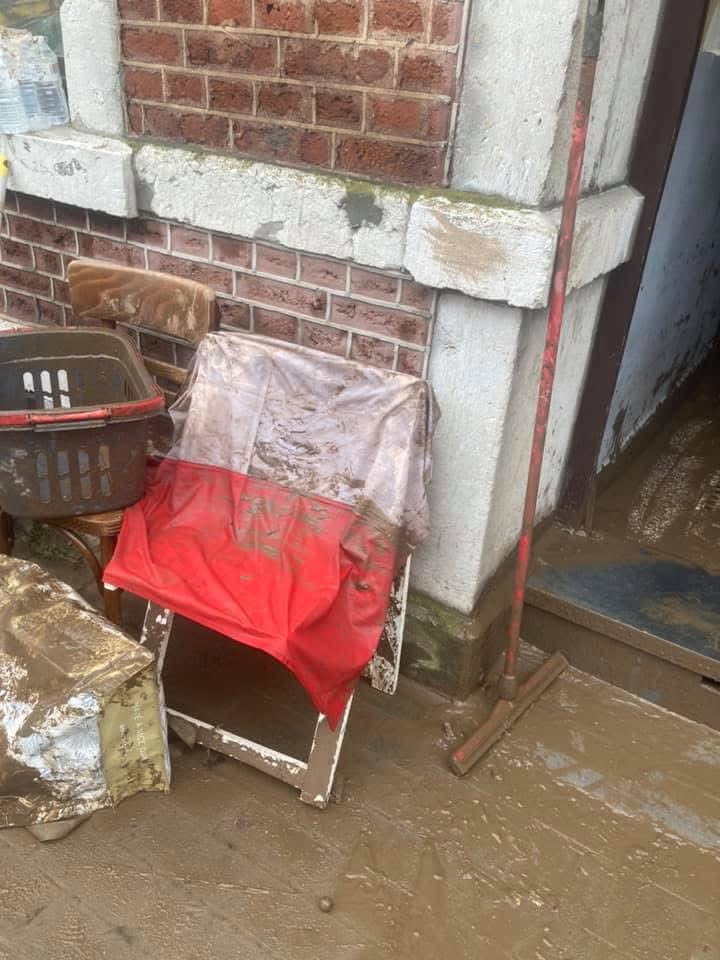 r_glimpses's tweet image. 4 lata temu przyszła powódź. Padało już od 10 tygodni. Za późno zaczęto spuszczać wodę ze zbiorników. Otworzono wszystkie w tym samym czasie.  Jeden próbowano zamknąć, ale ciśnienie było zbyt duże.  Tylko naszego miasta nie powiadomiono, że nadchodzi #powódź.