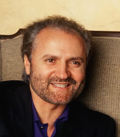Un giusto omaggio va alla memoria di Gianni Versace, genio calabrese che ha portato l’identità del Sud nel mondo. 
La sua arte vive ancora, tra bellezza, coraggio e radici. #GianniVersace #Calabria #Memoria