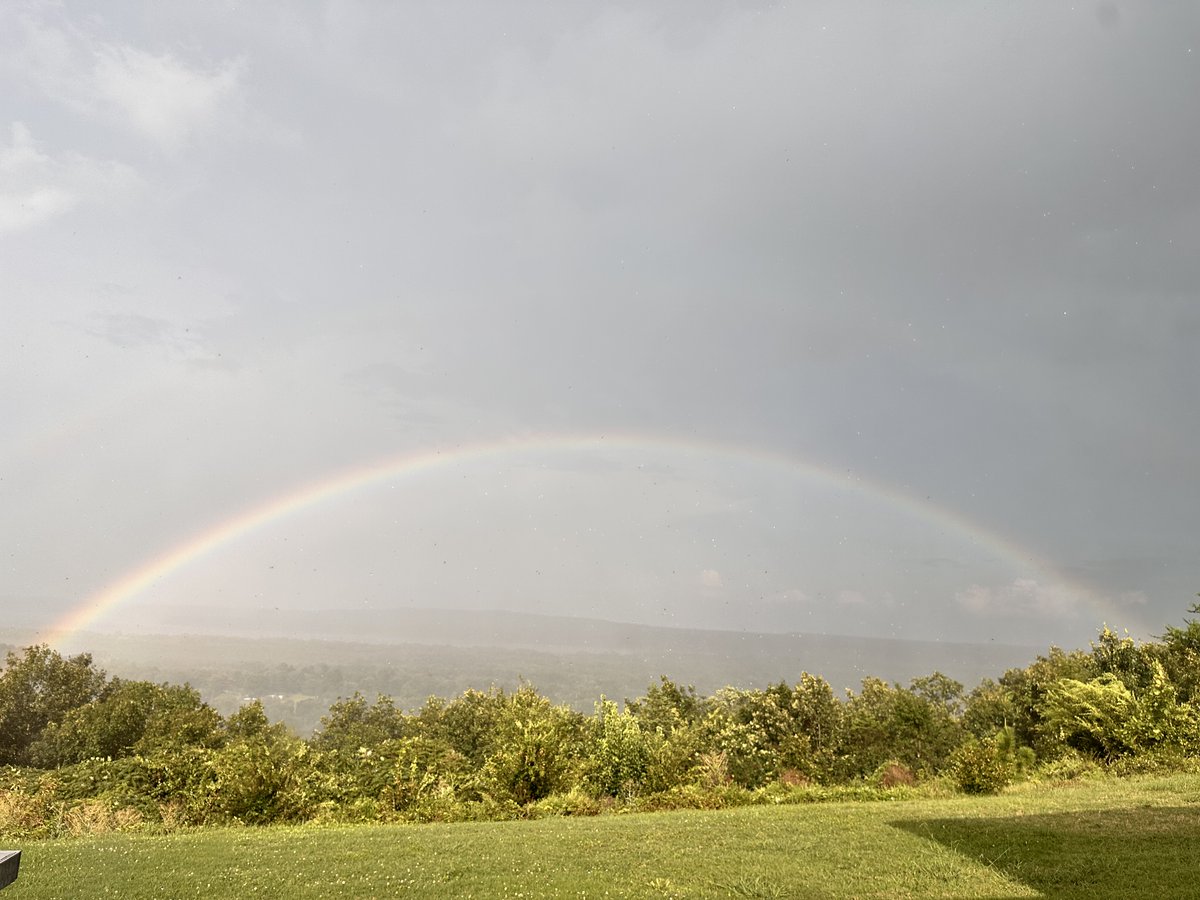 joel_off_air's tweet image. Another great shot of a rainbow this afternoon with a brief heavy downpour near Conway!
Big thanks to RoxeAnn Rohrer for sharing this picture from Pine Mountain, looking over Lake Conway. #ARwx