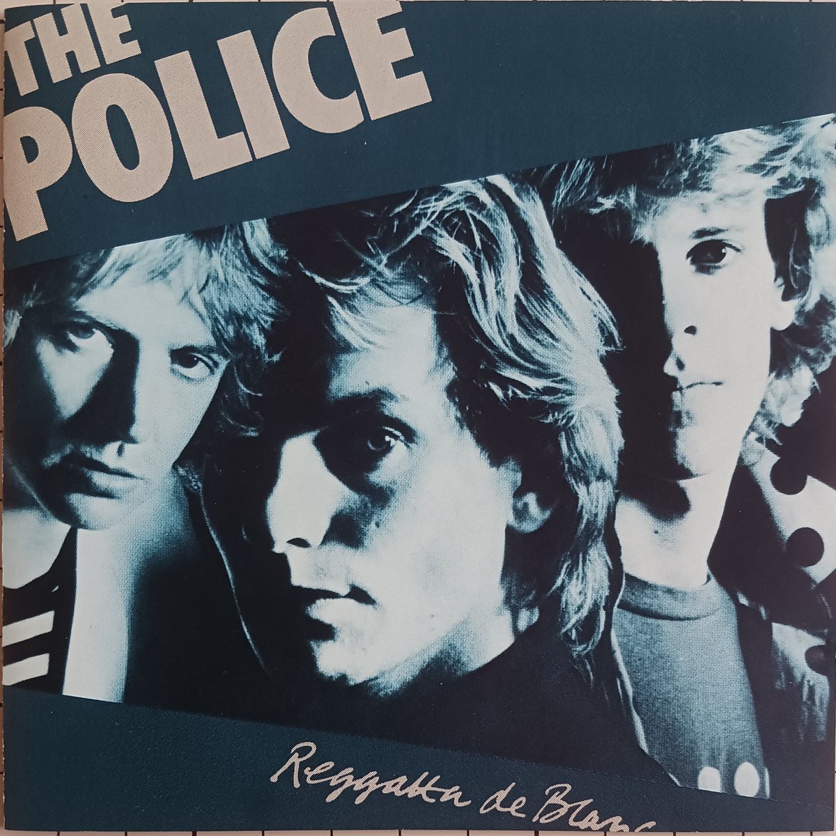 おはようございます🎂朝の１枚は

「Reggatta De Blanc」1979
The Police

バージニア出身の個性派ドラマー、スチュワート・コープランド 73歳の誕生日。このポリスの2ndあたりはまだスチュワートの作品が数曲あり後に映画音楽でも活躍したのも頷けます。しかしSting(vo.b)の存在は大きいですね。HBD🥁
